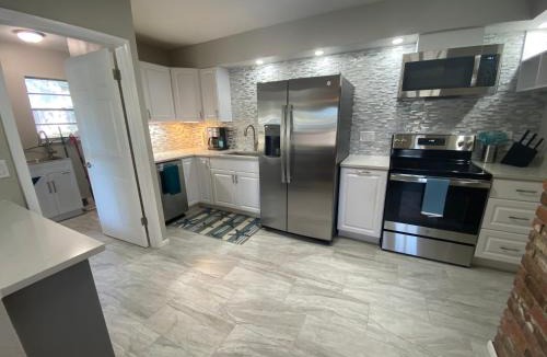 South Gate Ridge House | Cozy SRQ Cottage