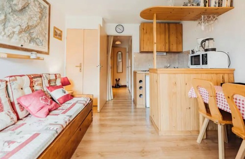 Saint-Nicolas-de-Veroce Apartment | Cozy studio with balcony and Mont Blanc view