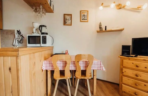 Saint-Nicolas-de-Veroce Apartment | Cozy studio with balcony and Mont Blanc view