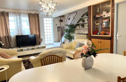 Bondy House | Cozy Station House & Direct Access to Paris