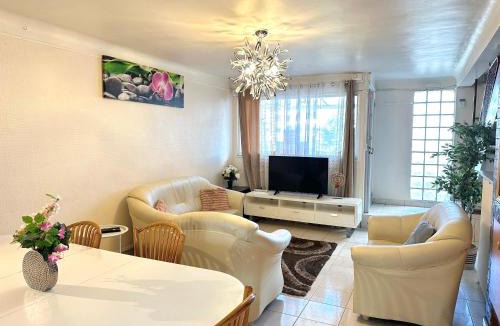 Bondy House | Cozy Station House & Direct Access to Paris