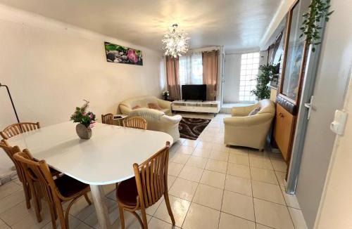 Bondy House | Cozy Station House & Direct Access to Paris
