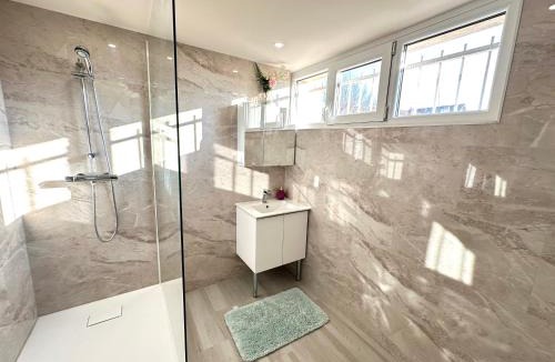 Bondy House | Cozy Station House & Direct Access to Paris