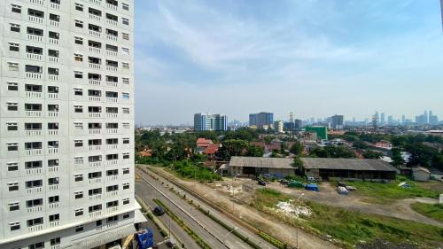 Rawasari Apartment | Cozy Stay Studio at Green Pramuka City Apartment By Travelio