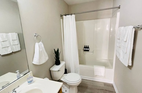 Arcadia House | Cozy Stays King Size Bed Full Kitchen Work