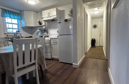 Rosenberg House | Cozy Stilt Cottagen“Charming Stilt Cottage by Park, Walk to The Brazos River!”