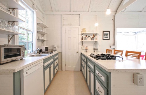 Stockbridge Cabin | Cozy Stockbridge Cabin - Walk to Beach & Lake!