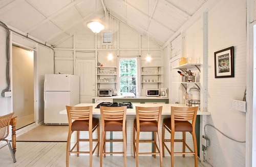 Stockbridge Cabin | Cozy Stockbridge Cabin - Walk to Beach & Lake!