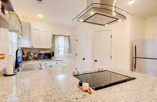 Manhattan House | Cozy Stone Family Home 3BR w/Separate Office