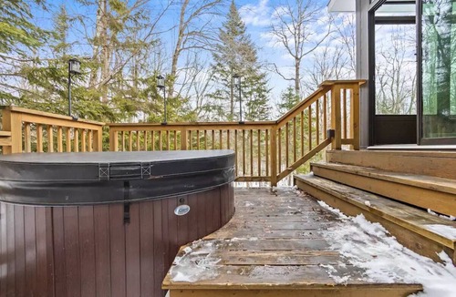 Stowe Area House | Cozy Stowe Retreat w/Hot Tub for Families & Groups