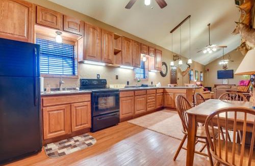 Palo Pinto County House | Cozy Strawn Cabin w/Pool Access - Near Lake!