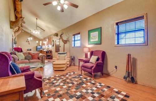 Palo Pinto County House | Cozy Strawn Cabin w/Pool Access - Near Lake!