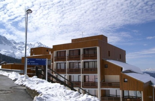 Prapoutel Apartment | Cozy studio cabin with balcony and pets allowed