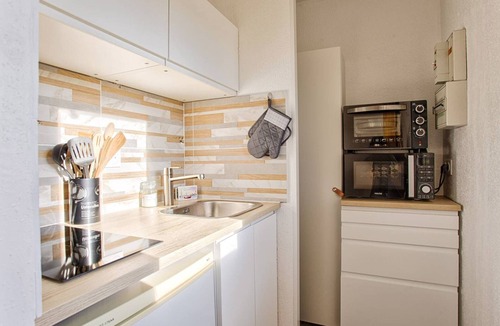 Le Home Apartment | Cozy studio 300 m from the beach with private parking