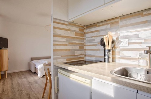 Le Home Apartment | Cozy studio 300 m from the beach with private parking