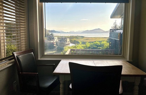 Cordova Apartment | Cozy studio apartment with waterfront view