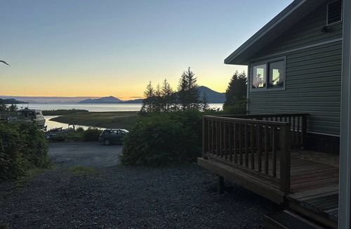 Cordova Apartment | Cozy studio apartment with waterfront view