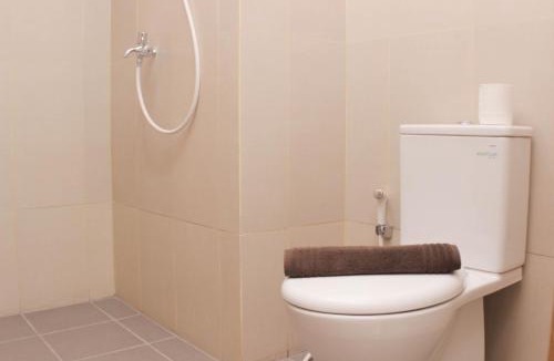 Duren Sawit Apartment | Cozy Studio at Gateway Park LRT City Jatibening Apartment By Travelio