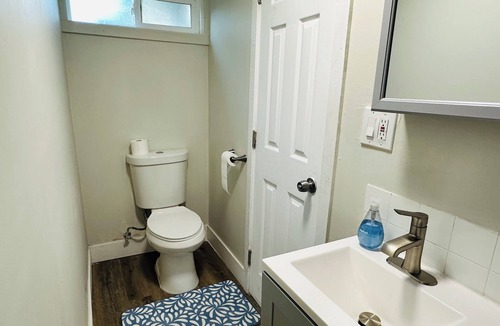 Emeryville Apartment | Cozy Studio bordering South Berkeley and Emeryville- huge backyard!