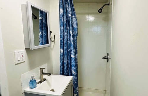 Emeryville Apartment | Cozy Studio bordering South Berkeley and Emeryville- huge backyard!