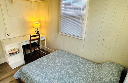 Emeryville Apartment | Cozy Studio bordering South Berkeley and Emeryville- huge backyard!