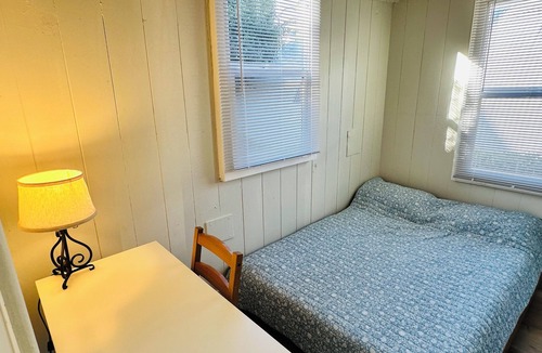 Emeryville Apartment | Cozy Studio bordering South Berkeley and Emeryville- huge backyard!
