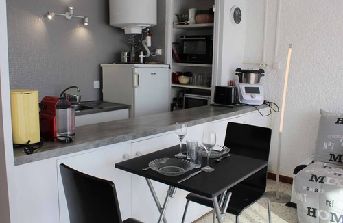 Port-la-Nouvelle Apartment | Cozy Studio by the Beach with Balcony & Parking - Pet Friendly