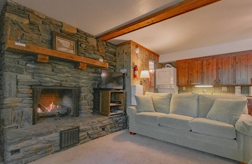 Blowing Rock Apartment | Cozy Studio Cabin #40 - Sleeps 4 - Full kitchen + fireplace - between Boone & Blowing Rock NC