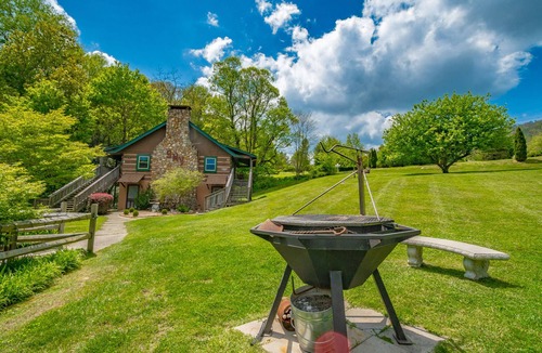 Blowing Rock Apartment | Cozy Studio Cabin #40 - Sleeps 4 - Full kitchen + fireplace - between Boone & Blowing Rock NC