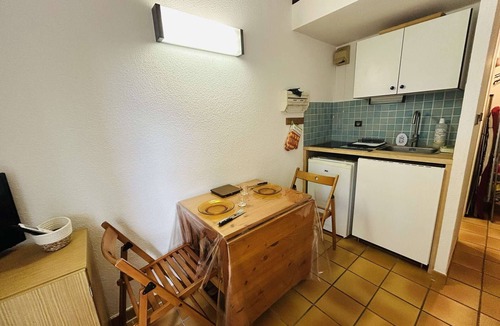 Foulquines House | Cozy Studio Cabin with Pool, Terrace, and Parking in Tranquil Narbonne Plage