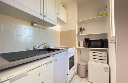Sete Apartment | "Cozy Studio Cabine avec Terrasse, Clim, et Parking à 500m de la Plage à Sète"