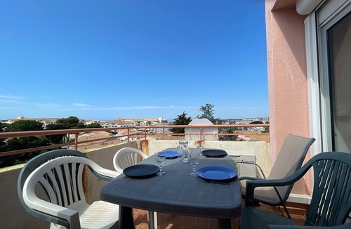 Sete Apartment | "Cozy Studio Cabine avec Terrasse, Clim, et Parking à 500m de la Plage à Sète"