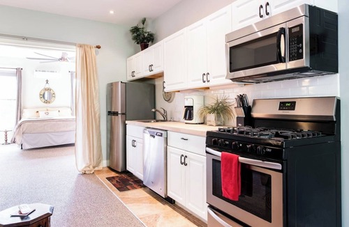 Germantown Apartment | Cozy Studio close to Music Hall, Food, & Shops!