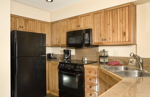 Christie Heights Condo | Cozy Studio Condo with Gas Fireplace