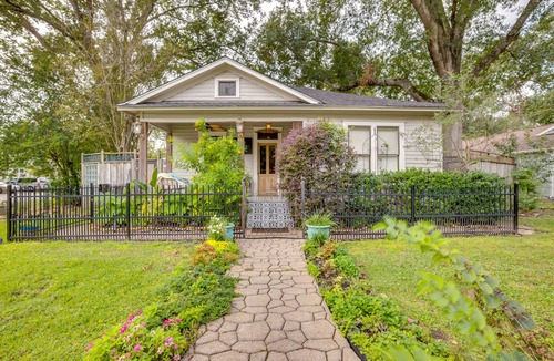 Tomball Apartment | Cozy Studio Cottage in Downtown Tomball!