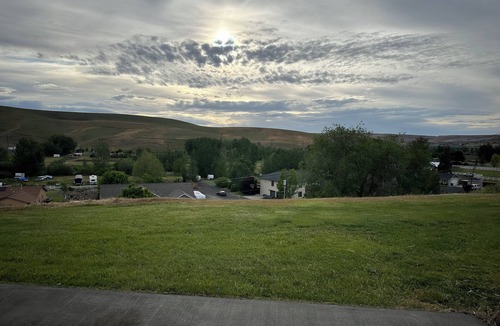 Pendleton Apartment | Cozy studio daylight basement with beautiful views Pendleton