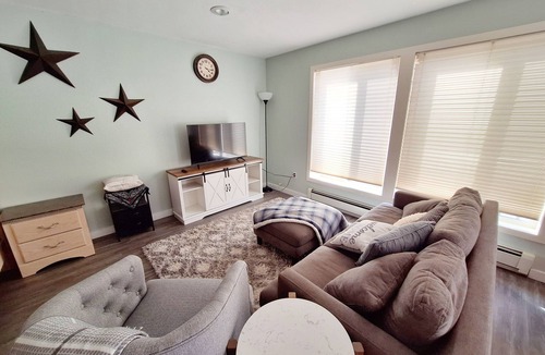 Pendleton Apartment | Cozy studio daylight basement with beautiful views Pendleton