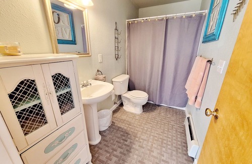 Pendleton Apartment | Cozy studio daylight basement with beautiful views Pendleton