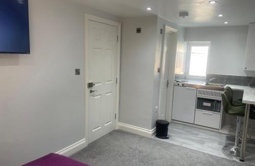 Heaton House | Cozy Studio Flat Romford, London