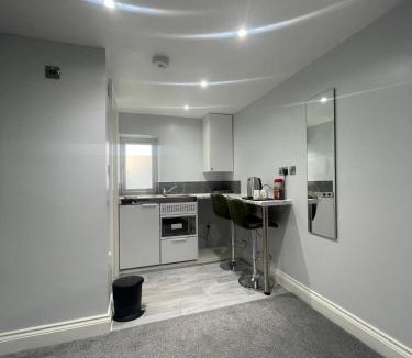 Heaton House | Cozy Studio Flat Romford, London