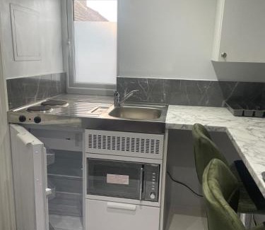 Heaton House | Cozy Studio Flat Romford, London