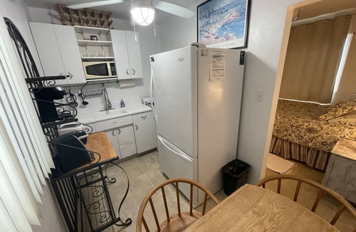 South Mission Beach Apartment | Cozy Studio/Flat Steps to Ocean745- Sleeps 2, great location next to Belmont Par