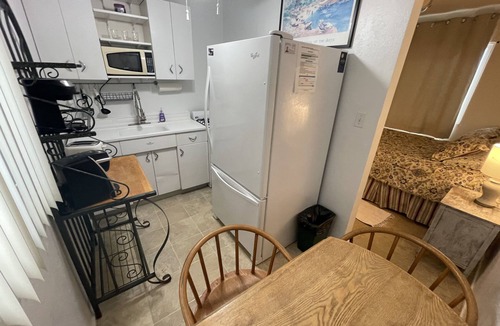 South Mission Beach Apartment | Cozy Studio/Flat Steps to Ocean745- Sleeps 2, great location next to Belmont Par