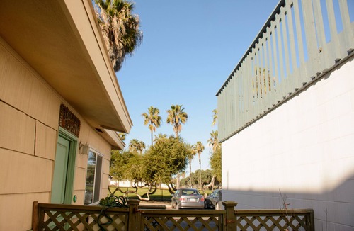 South Mission Beach Apartment | Cozy Studio/Flat Steps to Ocean745- Sleeps 2, great location next to Belmont Par