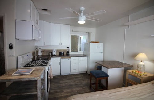 South Mission Beach Apartment | Cozy Studio/Flat Steps to Ocean745 1/2 - Sleeps 2, BBQ, Next to Belmont Park