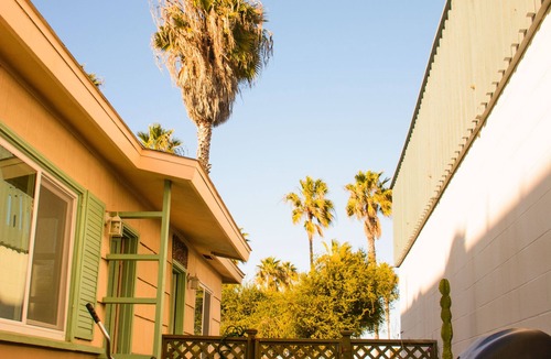 South Mission Beach Apartment | Cozy Studio/Flat Steps to Ocean745 1/2 - Sleeps 2, BBQ, Next to Belmont Park