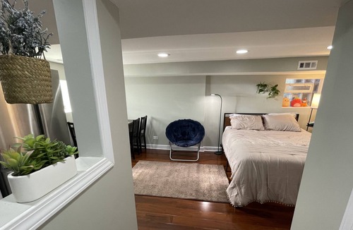 West Ridge Apartment | Cozy studio for two in Chicago