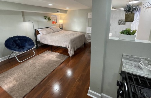 West Ridge Apartment | Cozy studio for two in Chicago
