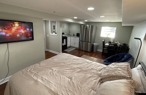 West Ridge Apartment | Cozy studio for two in Chicago