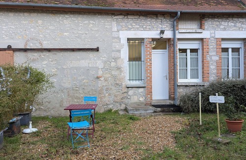 Bucy-Saint-Liphard Cottage | Cozy studio near Orléans with parking and animals on site